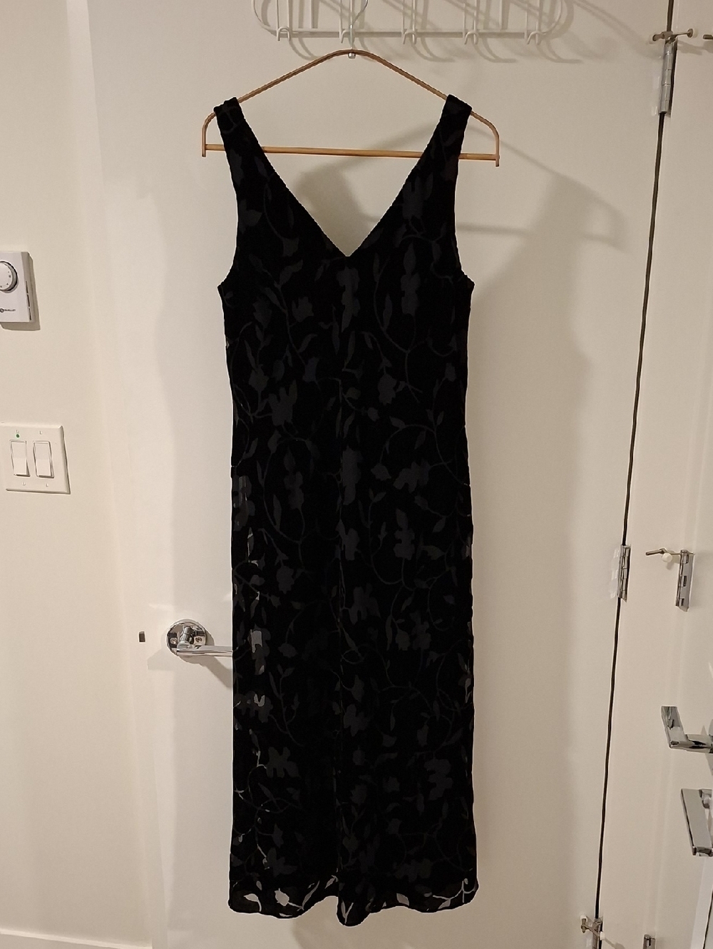 Jones NY Vintage Black Velvet Burnout V-neck Maxi Dress (Lined) (US S/M)